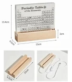 Tabela periódica em decoração de parede com moldura de madeira, ideal para decoração de escritório ou sala de aula, dimensões 15x13,4 cm.