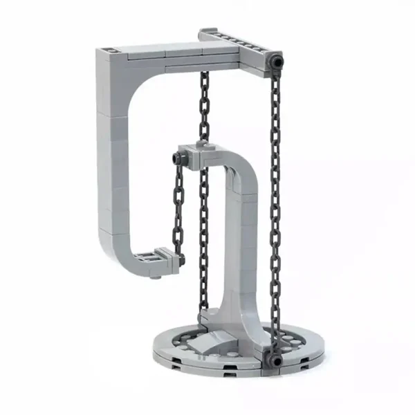 Estrutura de suporte de metal com correntes e braço articulado para demonstrações científicas.