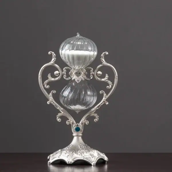 Cálice decorativo de metal prateado com detalhes ornamentais e base elaborada, exibindo um design clássico e elegante.
