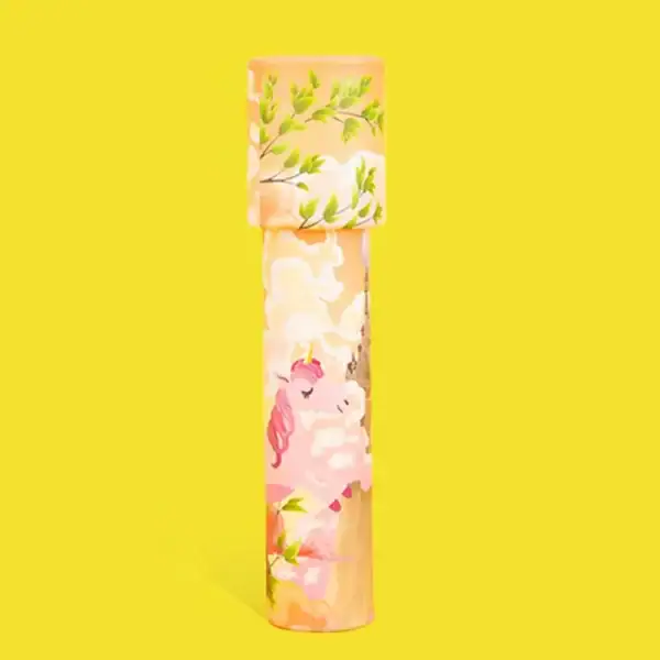 Blocos de construção decorativos com ilustrações de animais e plantas, empilhados verticalmente sobre fundo amarelo.