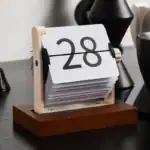 Calendário Perpétuo de Madeira com Placas – Image 4