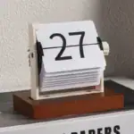Calendário Perpétuo de Madeira com Placas
