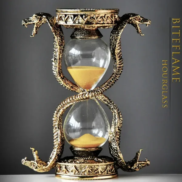 Ampulheta decorativa com base e moldura de dragões em metal dourado, com areia dourada no interior, sobre fundo cinza.