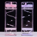 Dois tubos de ensaio transparentes com líquidos coloridos, um rosa e outro azul, mostrando difusão em diferentes fases.