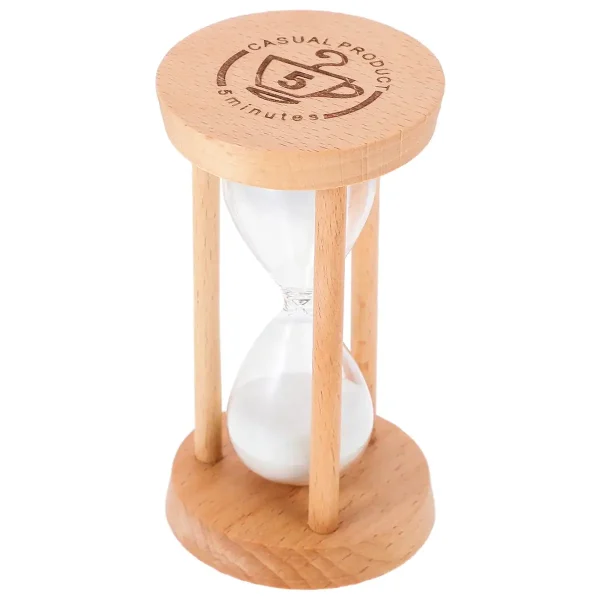 Relógio de areia com estrutura de madeira clara, vidro transparente e areia branca, usado para medir o tempo de 5 minutos.