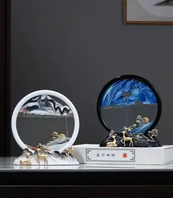 Duas lâmpadas de plasma decorativas com base de rochas e figuras de animais, uma com luz branca e outra com luz azul, em uma superfície de mesa.