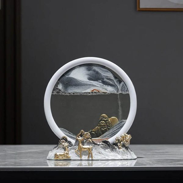 Ampulheta decorativa com base de escultura de animais dourados e vidro transparente, mostrando a areia em movimento.