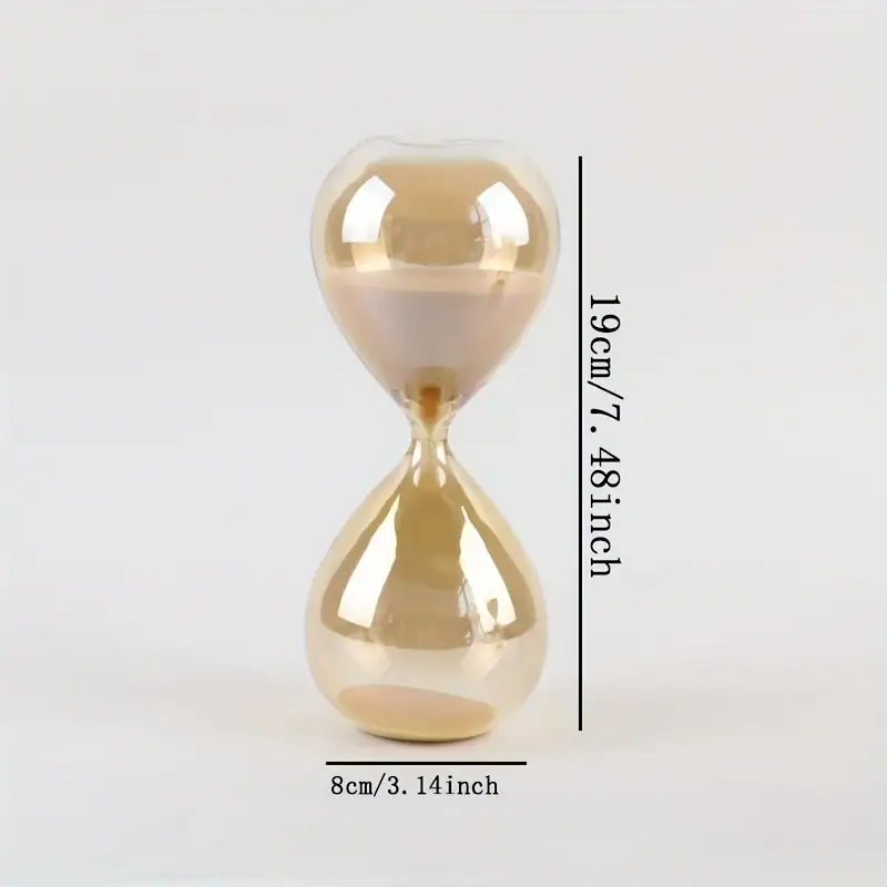 Ampulheta de vidro com areia dourada, altura de 19cm e diâmetro de 8cm, usada como decoração de ciência ou brinquedo educativo.