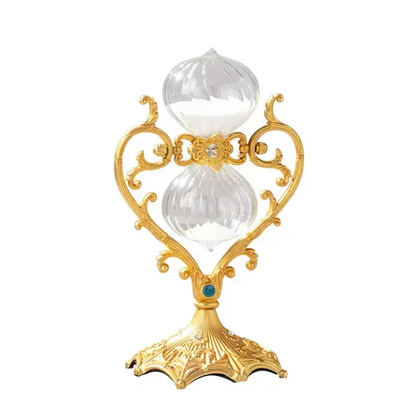 Relógio de areia decorativo com estrutura dourada e detalhes ornamentais, contendo dois recipientes de vidro com areia branca, em fundo branco.