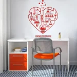 Decoração de parede com coração formado por símbolos de química e ciência, incluindo tubos de ensaio, microscópio e moléculas, em ambiente de estudo ou laboratório.