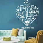 Ilustração de coração com símbolos de química, tubos de ensaio, balões e reagentes, decorando uma parede azul em sala de estar moderna.