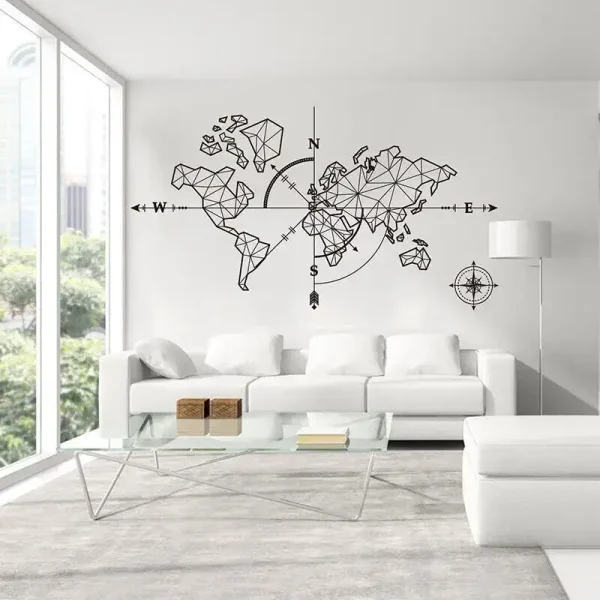 Mapa-múndi estilizado com linhas geométricas e bússola decorativa na parede de sala moderna com sofá branco e janela grande.