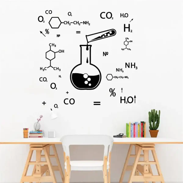 Decoração de parede com fórmulas químicas, tubo de ensaio, livros e planta cactus numa sala de estudo moderna.