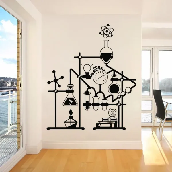 Adesivo de parede com desenhos de equipamentos de laboratório e símbolos científicos em preto, decorando uma parede branca de sala moderna com janelas.