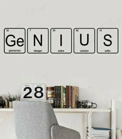 Quadro decorativo com símbolos químicos do germânio, nitrogênio, iodo, urânio e enxofre numa parede branca, com prateleira de livros e objetos de ciência.