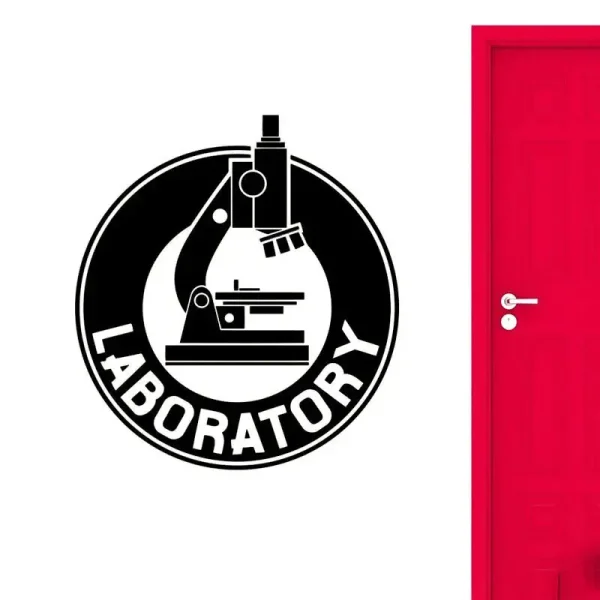 Sinal de laboratório com microscópio estilizado e a palavra 'LABORATORY' em volta, ao lado de uma porta vermelha.