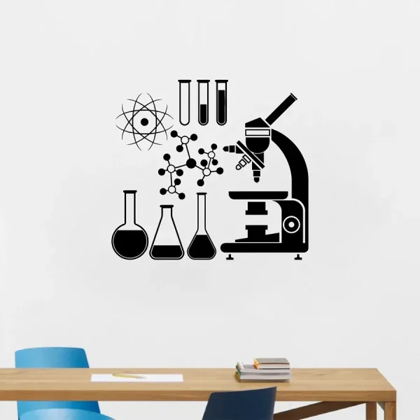 Adesivos de símbolos científicos, tubos de ensaio, moléculas, microscópio e átomo decoram uma parede branca.