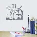 Ilustração de instrumentos científicos, incluindo microscópio, tubos de ensaio, e moléculas, decorando uma parede de sala de estudo.