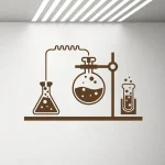 Ilustração de três frascos de laboratório com tubos e líquidos, decorando uma parede branca.