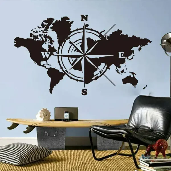 Mapa-múndi preto com bússola decorativa no centro, parede azul clara, ambiente de escritório ou sala de estudo.
