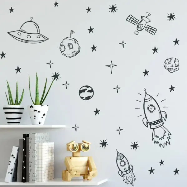 Parede decorada com desenhos de foguetes, satélites, planetas e estrelas, com plantas e brinquedo de robô na prateleira.