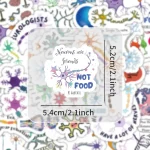 Adesivo com ilustração de neurónios e mensagem "Neurons are friends, NOT food" em cores pastel, com dimensões de 5.4cm por 5.2cm.