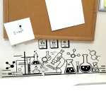 Ilustração de instrumentos de laboratório, moléculas e elementos químicos, incluindo uma placa com a equação E=mc^2, em estilo de desenho linear preto e branco.