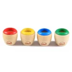 Conjunto de quatro potes de madeira para moedas com tampas coloridas (vermelho, amarelo, azul, verde), perfeitos para decoração ou armazenamento lúdico.