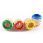 Bonecas de madeira com anéis coloridos, perfeitas para a aprendizagem e desenvolvimento sensorial das crianças.
