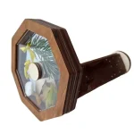 Lupa de observação com estrutura de madeira, lente grande e detalhes internos visíveis, ideal para exploração científica e educação.