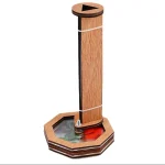 Jogo de equilíbrio de madeira com uma torre vertical e base de vidro hexagonal, incluindo peças de diferentes cores e formas para testar a estabilidade.