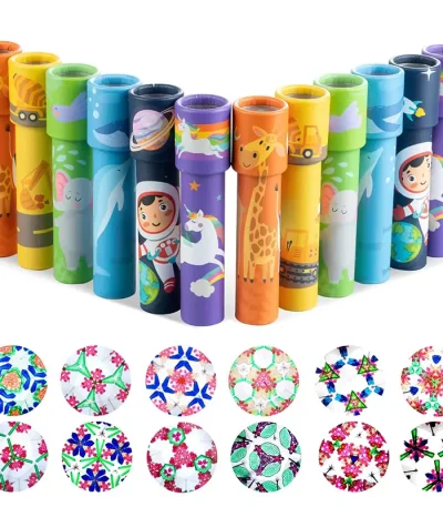 Vários tubos decorativos com desenhos de animais, estrelas, planetas e temas de fantasia, cada um com cores vibrantes e detalhes detalhados.