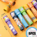 Seis tubos de papel decorativos com temas espaciais, de animais e de veículos, com diferentes cores e desenhos, medindo aproximadamente 14,7 cm de comprimento e 3,5 cm de diâmetro.