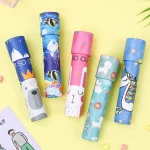 Conjunto de cinco tubos de papel decorativos com temas marinhos, animais, unicórnios e desenhos coloridos, usados para projetos escolares ou decoração.