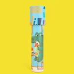Papel de parede infantil com desenhos de dinossauros verdes, uma árvore e um céu azul, ideal para quartos de crianças.