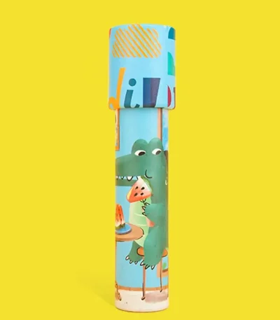 Papel de parede infantil com desenhos de dinossauros verdes, uma árvore e um céu azul, ideal para quartos de crianças.