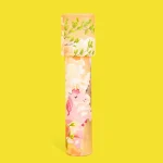 Blocos de construção decorativos com ilustrações de animais e plantas, empilhados verticalmente sobre fundo amarelo.