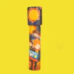 Tubo de luz com ilustrações de crianças a brincar, com elementos solares e um dispositivo de controle, sobre fundo amarelo.