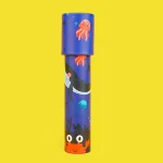 Tubo de brinquedo com ilustrações de animais marinhos, incluindo polvo, baleia, peixe e caranguejo, com fundo azul e detalhes coloridos.