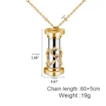 Colar dourado com elemento cilíndrico de vidro, detalhes de coração e pedras coloridas, medindo 37.5mm de altura e 17mm de diâmetro, com corrente de 60cm a 65cm.