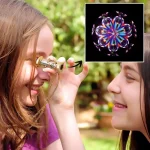 Duas crianças observando um padrão de luzes coloridas através de um telescópio portátil ao ar livre, com fundo de árvores verdes.