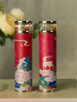 Luminária de plasma vertical com ilustração de dragão e unicórnio em fundo rosa, detalhes coloridos e base de vidro transparente.