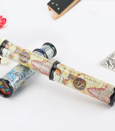 Lupa de mão com lente grande, corpo decorado com mapa antigo, ideal para leitura e exploração.