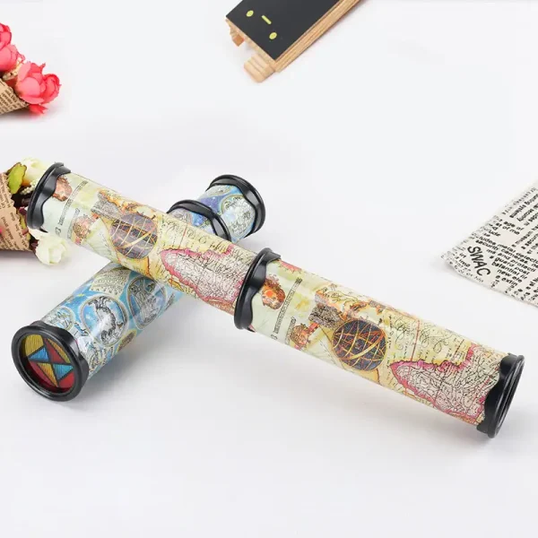 Lupa de mão com lente grande, corpo decorado com mapa antigo, ideal para leitura e exploração.