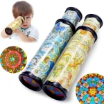 Criança a observar uma das telas de projeção com telescópio, e duas telas com mapas de constelações e mosaicos coloridos.