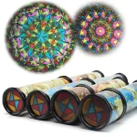 Duas bolas de vidro decorativas com padrões complexos e coloridos, vistas de diferentes ângulos, e cinco kaleidoscópios com tubos decorativos e lentes.