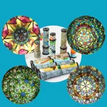 Conjunto de kaleidoscópios e tubos de mosaico com padrões coloridos e detalhes intricados, exibidos sobre fundo azul.
