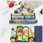 Rolos de papel decorativos com mapas antigos e animais selvagens, incluindo girafa, leão e macaco, em diferentes tamanhos e cores, prontos para projetos de artesanato.