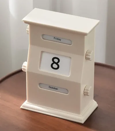 Calendário de mesa de madeira com dias da semana e data, mostrando sexta-feira 8 de outubro.