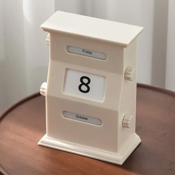 Calendário de mesa de madeira com dias da semana e data, mostrando sexta-feira 8 de outubro.